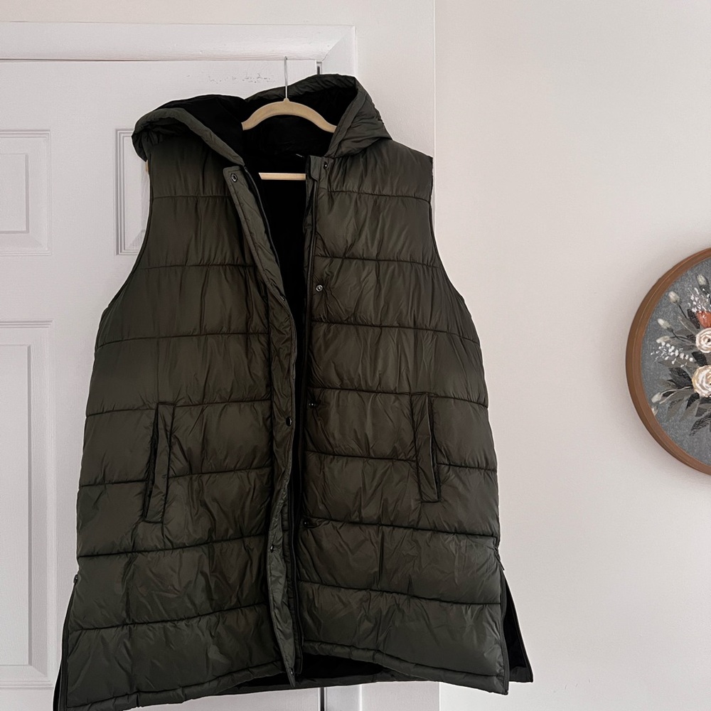 Swiss Tech Women’s and Plus Hunter/Olive Green Hooded Puffer Tunic Vest